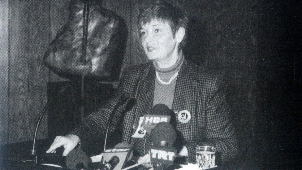1995'te dönemin ÇYDD Başkanı Türkan Saylan bir toplantının açılış konuşmasını yapıyor.