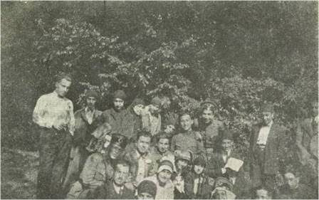 1923 yılında Haydarpaşa Tıp Fakültesi öğrencilerinden bir grup ve ilk Tıbbiyeli Hanımlar