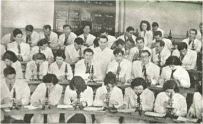 İstanbul Üniversitesi Tıp Fakültesi öğrencileri pratikte (1962)
