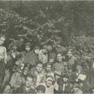 1923 yılında Haydarpaşa Tıp Fakültesi öğrencilerinden bir grup ve ilk Tıbbiyeli Hanımlar