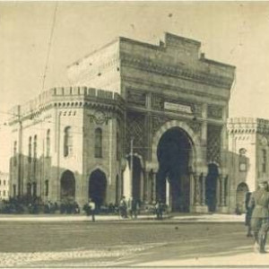 Beyazıt’ta bulunan eski Harbiye Nezareti Binası (arka planda) ve giriş kapısı